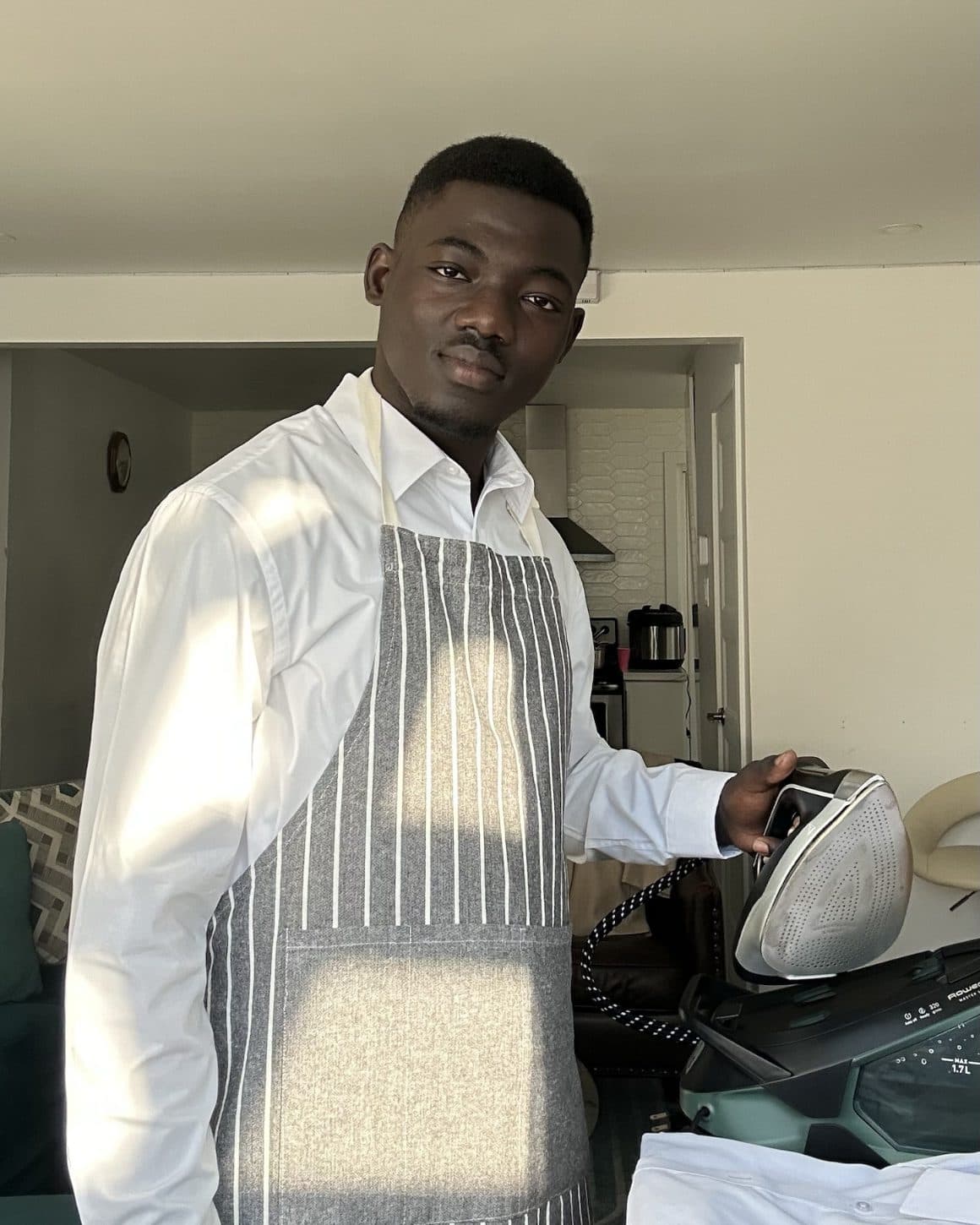 Styve, fondateur de NIVEX, en tablier, fer professionnel à la main