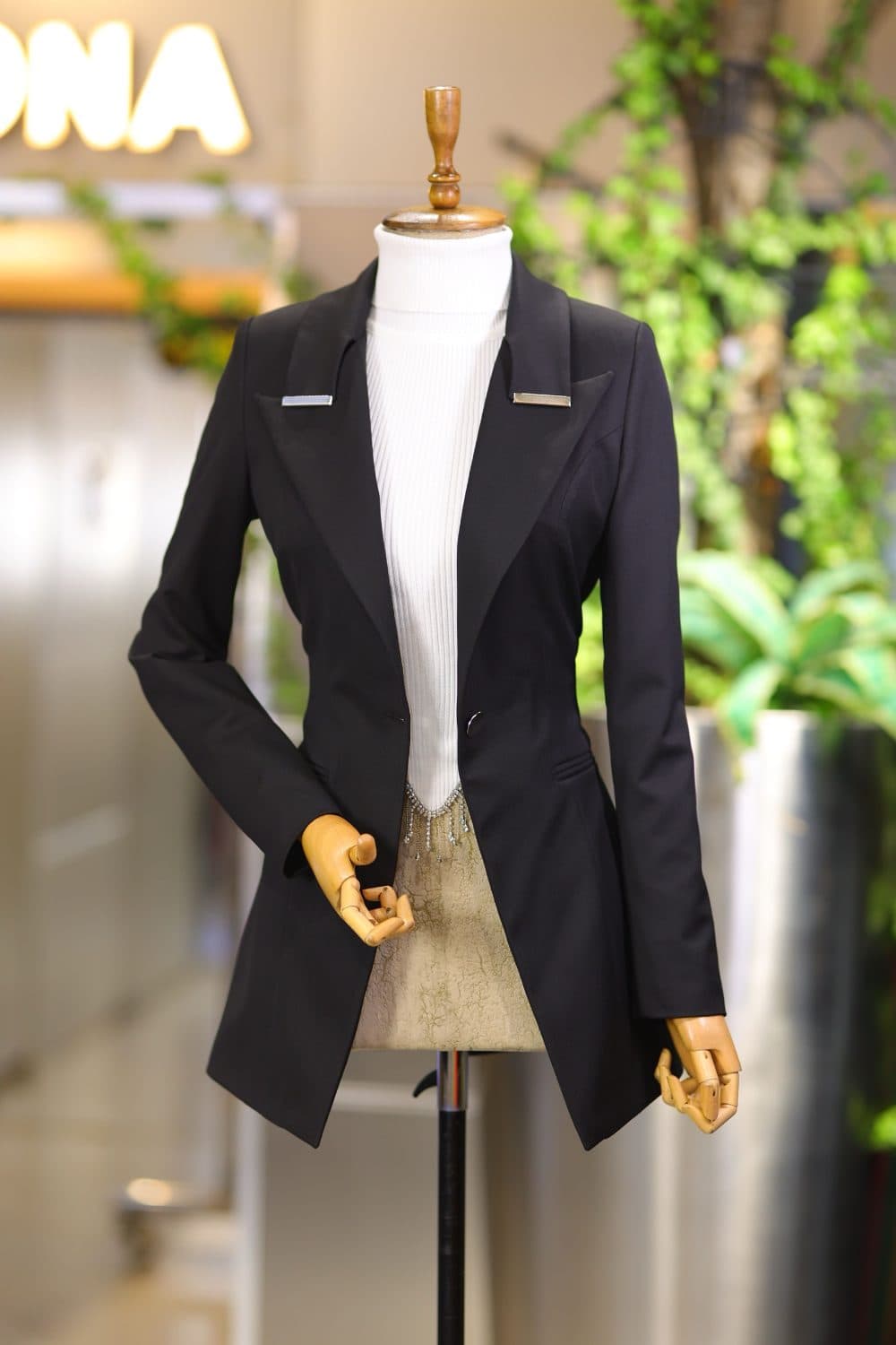 Veston de tailleur noir présenté sur un mannequin